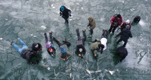 Yüzeyi buzla kaplı Balık Gölü fotoğraf tutkunlarını ağırlıyor