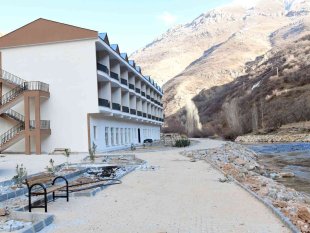 Kaymakam Sakarya ve Başkan Şeylan yapımı devam eden çalışmaları yerinde inceledi