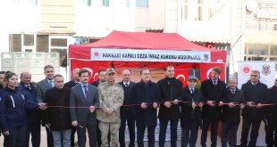 Vali Akbıyık'tan ceza infaz kurumuna kitap bağışı