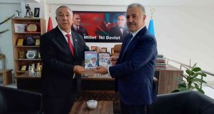 Serdar Ünsal, 'Yüreğim İrevan'da Kaldı' romanını Eski Bakan ve Milletvekili Ahmet Arslan'a hediye etti