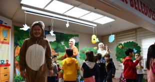 Bulanıklı öğretmenlerin oynadığı tiyatro oyununu minikler beğeni ile izledi