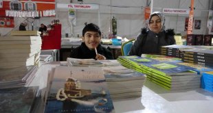 Doğuştan engelli yazar, kitap fuarının gözdesi oldu
