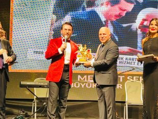 Başkan Sekmen 2022'nin de "en başarılı büyükşehir belediye başkanı" seçildi