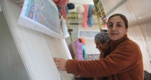 Elazığ'da geçici konaklama merkezinde kalan Ahıska Türkleri hem meslek öğreniyor hem de para kazanıyor