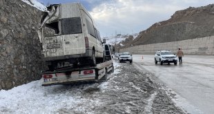 Van'da sürücüsü polisten kaçmaya çalışan minibüs kaza yaptı, 2 düzensiz göçmen öldü, 6'sı yaralandı