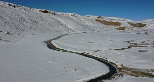 Ağrı'da karla kaplanan menderesler her mevsim farklı güzellikler yansıtıyor