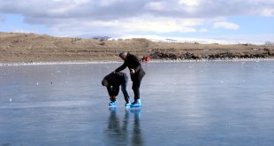 Yüzeyi buzla kaplı Çıldır Gölü'nde buz pateni yaptılar