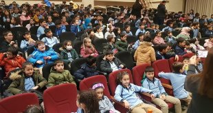 Sahne Tiyatrosu, Erzincan'da 2023 yılının ilk tiyatro perdesini çocuklar için açtı