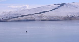 Büyük bölümü donan Çıldır Gölü turistleri ağırlamaya devam ediyor