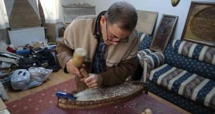 Ahşabı 12 yıldır sanata dönüştürüyor