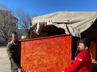 Almanya'dan Nazımiye'ye sokak hayvanları için kulübe, mama ve ilaç desteği