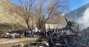 CHP heyeti, Oğuzlar Mezrasında evleri yanan vatandaşlara geçmiş olsun da bulundu