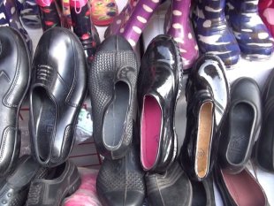 Kırsalda yaşayanların ayakkabı tercih kara lastik