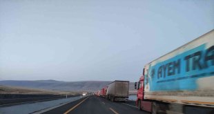 Gürcistan sınırındaki tır kuyruğu devam ediyor