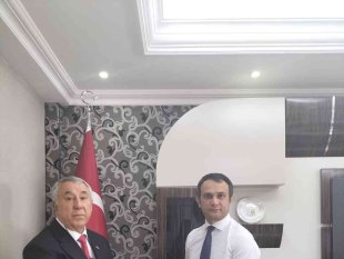 Serdar Ünsal "Yüreğim İrevan'da Kaldı "romanını Vali Yardımcısı Abdulkadir Şahin'e hediye etti