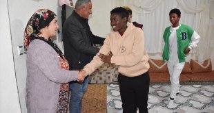 Hakkarigücü'nün Afrikalı kadın futbolcuları misafir oldukları evlerde yörenin kültürünü öğreniyor