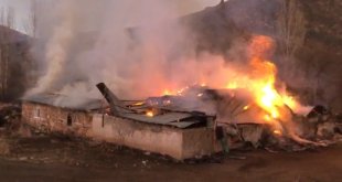 Mezrada çıkan yangında 2 ev, kiler ve merek kül oldu