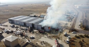 Erzincan'da mobilya ve lastik deposunda çıkan yangın söndürüldü