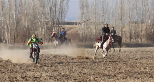 Motokrosçular cirit sahasında atlı sporculara karşı