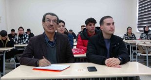 60 yaşındaki emekli öğretmen gazetecilik hayali için sıralara döndü