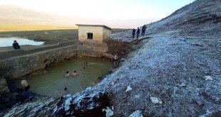 Bitlis'te buz gibi havada kaplıca keyfi