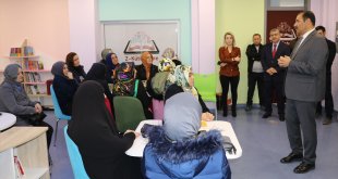 Erzincan'da ekrandan uzaklaşıp kitap okuyan veliler çocuklarına örnek oluyor