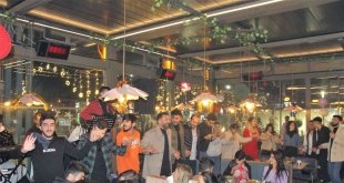 Elazığ'da vatandaşlar 2023'e halay çekip çiftetelli oynayarak girdi