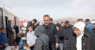 Bakan Özer, Doğanşehir'de konteyner kenti ziyaret etti