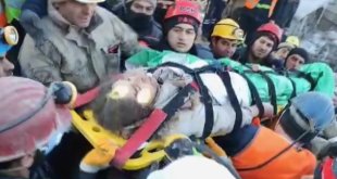 Enkaz altındaki küçük Beyza'dan Van polisine zor soru