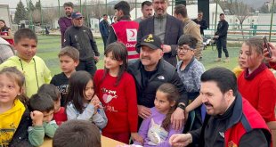 Depremzede Ecrin'e konteyner kentte doğum günü sürprizi