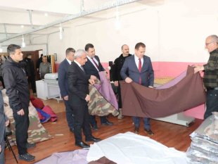 Hakkari'de depremzedeler için uyku tulumu üretiliyor