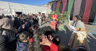 Van Devlet Tiyatrosu oyuncuları gezici sahneleriyle Malatya'da çocuklar için perde açtı