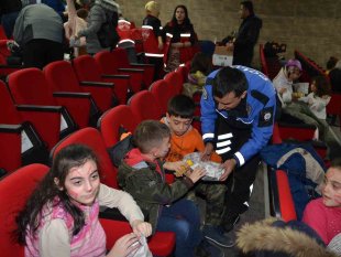 Kars emniyeti depremzede çocukları unutmadı