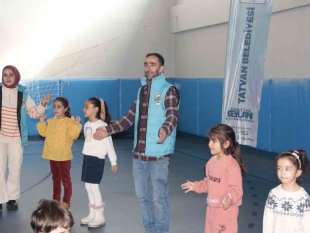 Gönüllü gençler depremzede çocuklar gülsün diye çabalıyor