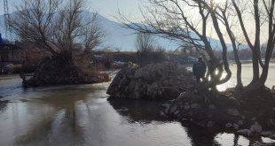 Erzincan'da nehirdeki adacıkta mahsur kalan köpeği itfaiye kurtardı