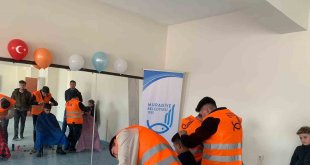 Muradiye'deki gönüllü berberler depremzede çocukları tıraş etti