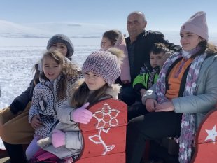 Depremzede ailelerin Çıldır Gölü'nde atlı kızak heyecanı