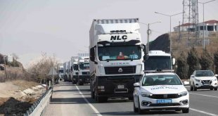 Pakistan'dan çıkan yardım tırları konvoy halinde görüntülendi