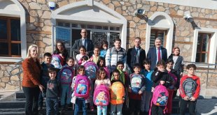 EYUDER'den depremzede öğrencilere kırtasiye yardımı