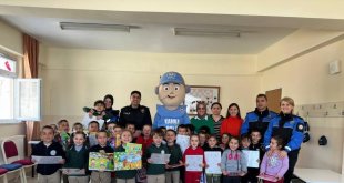 Hakkari polisi çocuklara unutulmaz bir gün yaşattı