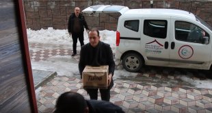 Erciş'e gelen depremzedelere Erciş Belediyesi'nden yardım eli
