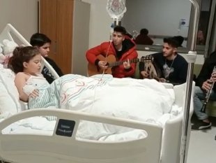 40 saat sonra enkazdan çıkartılan minik Yağmur'a hastanede mini konser