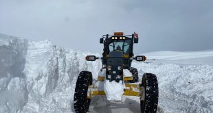 Ardahan'da kardan kapanan köy yolları ulaşıma açıldı