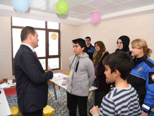 Vali Akbıyık, depremzedeleri yalnız bırakmıyor