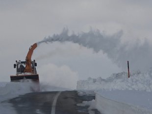 Kar kalınlığının 5 metreyi bulduğu yolda zorlu çalışma