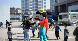 Çadırda kalan depremzede çocuklara moral