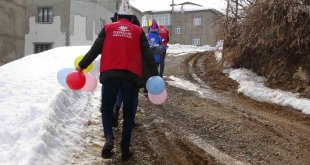 Öğretmenlerden lösemili çocuğa evinde doğum günü sürprizi