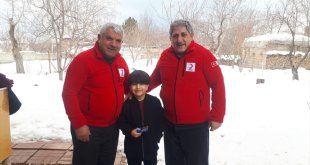 Ahlat'ta 5 yaşındaki çocuk kumbarasındaki parayı Kızılay'a bağışladı