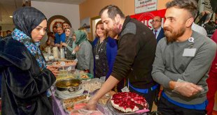 Van'da sağlık çalışanları depremzedeler yararına kermes düzenledi