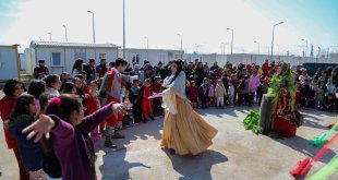 Depremzede çocuklar için 'Ağacın Kalbi' oyunu sahnelendi